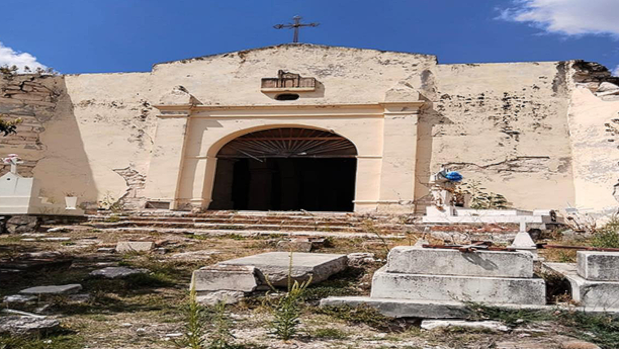 CAPILLA Y ARCO DEL PANTEÓN